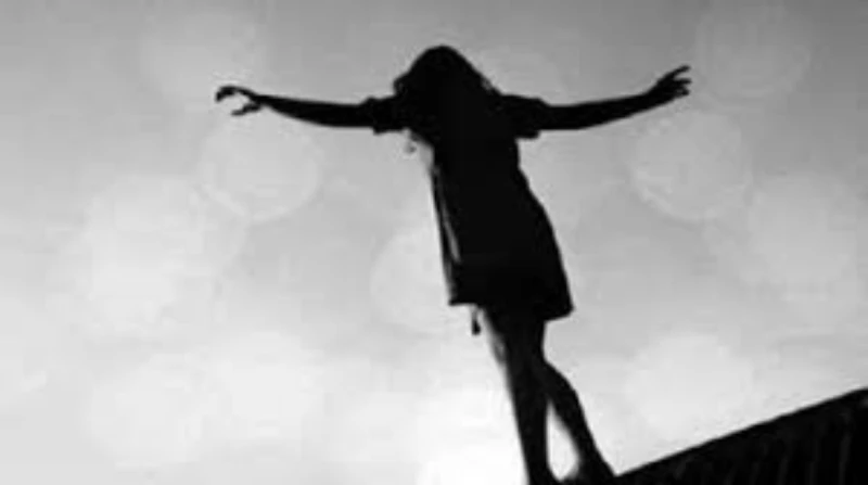 التنمر يدفع تلميذة بالإسكندرية إلى القفز من الطابق الثامن أقدمت تمليذة تبلغ من العمر 11 عاما، بالصف السادس الابتدائي في مدرسة كلية نوتردام دي سيون،