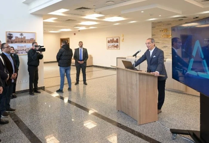 رئيس الوزراء يستمع لقصص نجاح ملهمة من مؤسسي الشركات الناشئة فى كريتيفا زار الدكتور مصطفى مدبولي، رئيس مجلس الوزراء، اليوم السبت، مركز إبداع مصر الرقمية كريتيفا بالجيزة، رفقة الدكتو