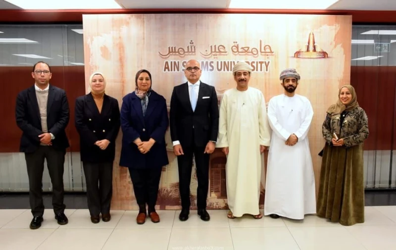 رئيس جامعة عين شمس يستقبل السفير العماني لبحث التعاون الثقافي كتب - محمود الهندي استقبل الأستاذ الدكتور محمد ضياء زين العابدين ، رئيس جامعة عين شمس، صباح اليوم، سعادة السفير عبد ال
