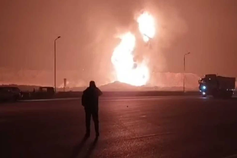 تفاصيل انفجار خط الغاز بالخانكة.. مصرع شخص وإصابة 7 آخرين (فيديو) لقي شخص مصرعه، وأصيب 7 آخرين، نتيجة نشوب حريق هائل بمنطقة الخانكة بمحافظة