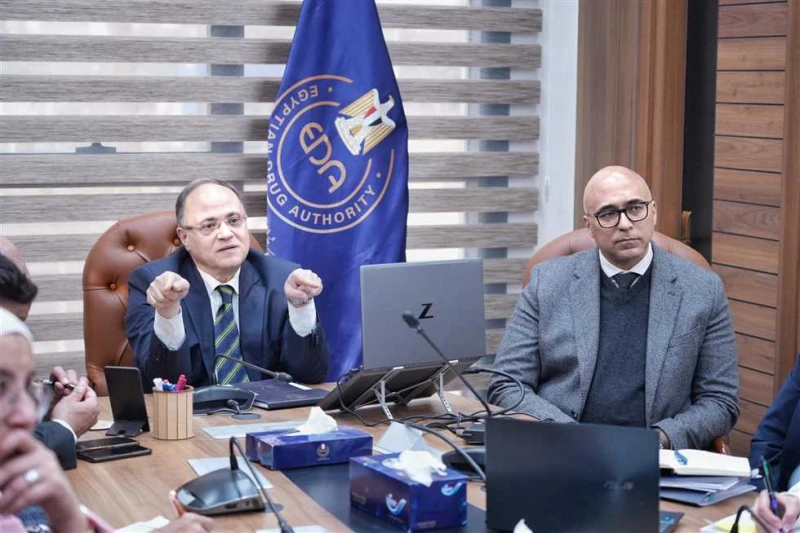 رئيس هيئة الدواء يبحث فرص دعم دخول المنتجات الدوائية المصرية للسوق التركية عقد الدكتور على الغمراوي، رئيس هيئة الدواء المصرية، اجتماعا افتراضيا مع السفير عمرو الحمامي، سفير مصر لدى