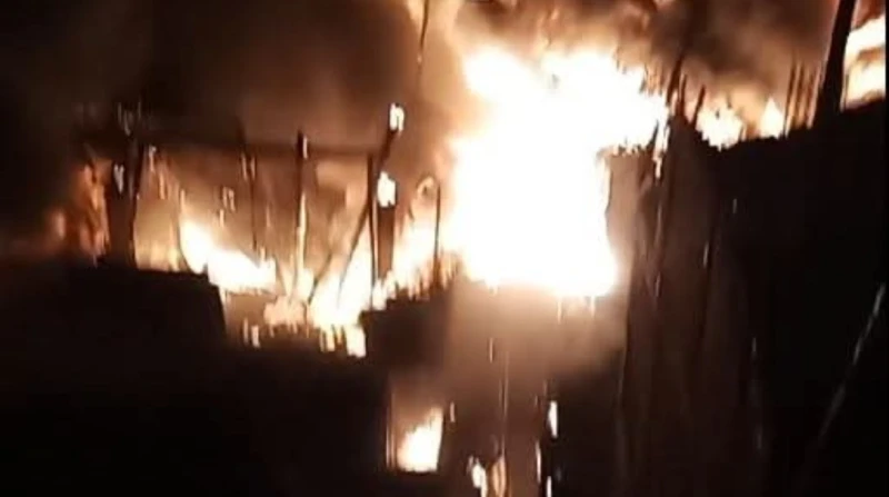 إخلاء 20 منزلا في محيط حريق منشأة ناصر.. وقطع الغاز والكهرباء أخلت الأجهزة الأمنية بقسم شرطة منشأة ناصر، 20 منزلا محيط المنازل المندلع بها النيران بمنطقة دير القديس سمعان الخراز بز