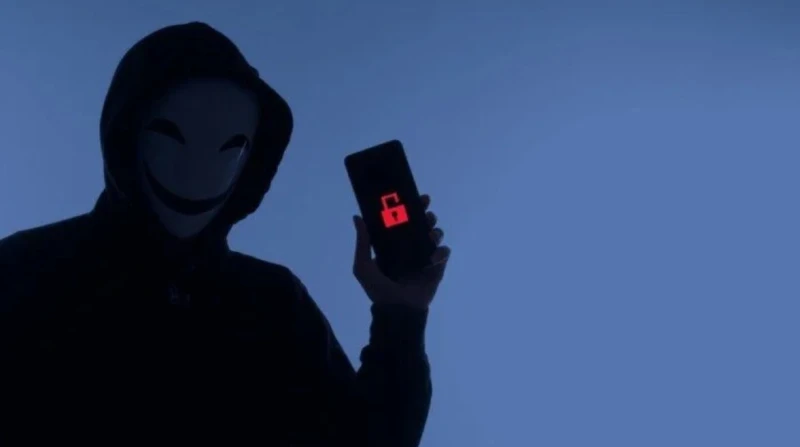 موبايلك بيتجسس عليك.. 10 علامات تدل على اختراق بياناتك أصبحت الهواتف الذكية جزءا لا يتجزأ من حياتنا اليومية، كما أصبحت تحوي جزءا كبيرا من خصوصيتنا ومعلوماتنا الشخصية، ما يجعلها هدف