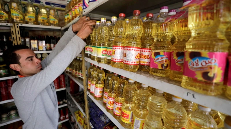 الصحة خط أحمر.. المواد الغذائية تحذر من إعادة تدوير زيت الطعام حذر رئيس جمعية عين لحماية المستهلك والتاجر، عضو شعبة المواد الغذائية، حازم المنوفي، من