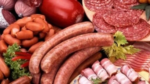 اللانشون والسجق والبسطرمة تسبب الزهايمر والخرف.. دراسة تكشف التفاصيل أفاق عربية كشفت دراسة حديثة أن الإفراط في تناول اللحوم الحمراء خاصة الأنواع المصنعة منها يضر المخ والدماغ مما ي