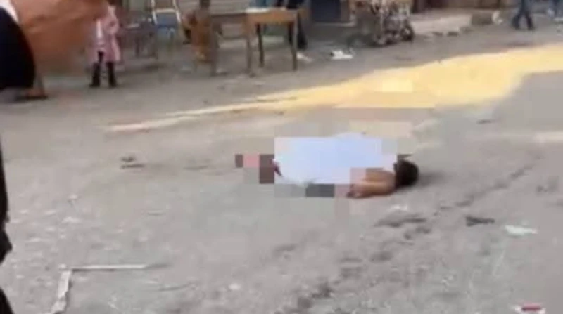 ماتت قلوب الناس.. لماذا اكتفى المارة بالفرجة على منحور الكشح؟ في وضح النهار ووسط الشارع أمام أعين المارة بقرية الكشح في محافظة سوهاج، وبالتزامن مع احتفالات عيد الميلاد، تجرد مواطن