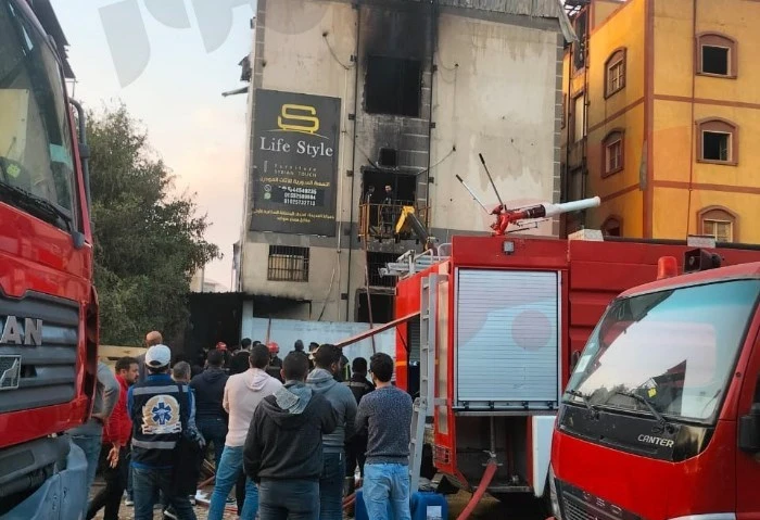 إصابة 3 أشخاص بحالة اختناق في حريق التوفيقية أصيب 3 أشخاص، بحالة إختناق إثر نشوب حريق هائل بمخزن قطع غيار سيارات بمنطقة التوفيقية في القاهرة، وجار السيطرة على الحريق، وإخمادة قبل ا