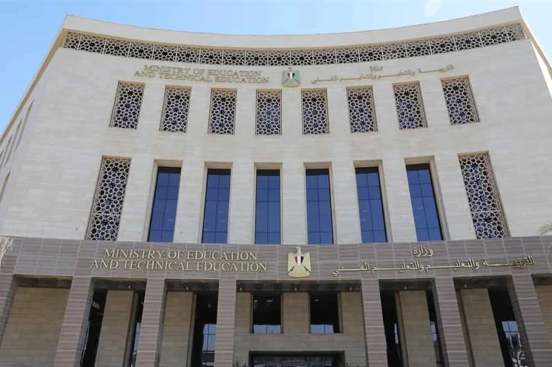 مشاجرة طالبات مدرسة التجمع.. تضارب في رد التعليم وتاريخ محضر الشرطة (تفاصيل) تضاربت التصريحات الرسمية حول مشاجرة مدرسة التجمع الخامس، ففي الوقت الذي أفاد فيه مصدر مسؤول بوزارة التر