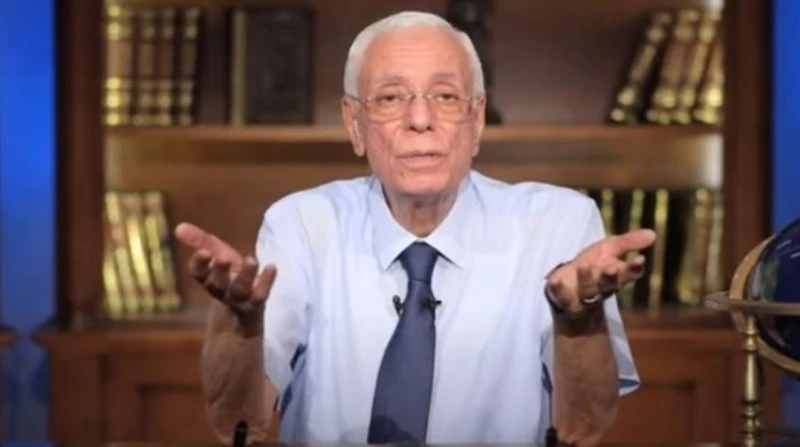 بعد تقبيل اليد.. زواج الدكتورة والبواب يعيد حسام موافي لدائرة الجدل عاد الدكتور حسام موافي إلى واجهة الجدل من جديد، بعد أن أطلق أستاذ طب الحالات الحرجة بقصر العيني، تصريحا، اعتبره