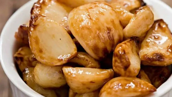 ماذا يحدث للجسم عند تناول الثوم المقلي بالسمن يوميا؟ أفاق عربية في حين أن الثوم النيء له نكهة أقوى ورائحة نفاذة، فإن فصا أو اثنين من الثوم المشوي في السمن له فوائد صحية هائلة، الثو