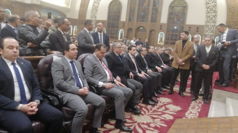 تلاحم وطني بعيد الميلاد.. قيادات المحافظة يشاركون في فرحة الأقباط احتفل الأقباط بكنائس محافظة الفيوم، بعيد الميلاد المجيد، مساء اليوم، وسط تشديدات أمنية، لتأمين صلاة العيد، وأقيمت 