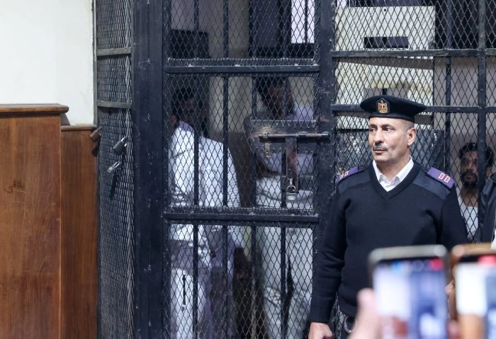 تأجيل محاكمة المتهم بقتل نجل صاحب قهوة أسوان لجلسة 4 يناير قررت محكمة جنايات شمال القاهرة، اليوم الأربعاء 1 يناير 2025، تأجيل جلسة محاكمة عامل العصير