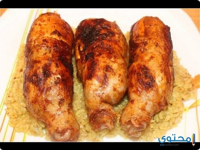 خطوات طريقة عمل الحمام الكدابيعد الحمام الكداب من المأكولات الشهية التي تتميز بمذاق رائع ولذيذ مما يجعله من الأطباق المفضلة عند معظم الناس، فهو عبارة عن أوراك الدجاج المحشية بالأرز