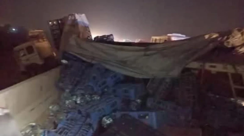 حطم الحاجز الخرساني.. حادث تصادم مروع بين أتوبيسين وتريلا بالشرقية أصيب 14 شخصا بكدمات وسحجات وجروح بأماكن متفرقة من الجسم، اليوم الخميس، إثر تعرضهم