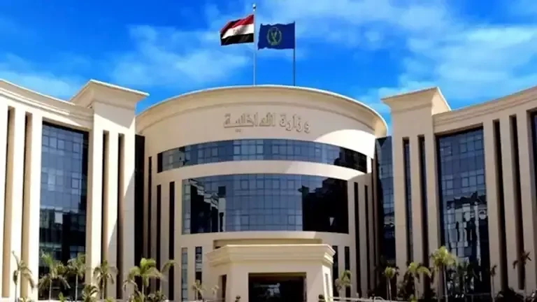 بوابة المحروسةينشرها : الأدمنالداخلية تكشف حقيقة سقوط صاروخ داخل أرض زراعية بأسوانكشفت الأجهزة الأمنية بوزارة الداخلية حقيقة مقطع فيديو زعم متداولوه