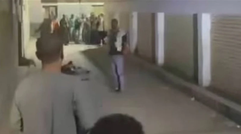 هوس التصوير والترند.. لماذا لم يتدخل أحد لإنقاذ ضحية الأقصر؟ أثار حادث الأقصر المروع، لإقدام شاب مضطرب نفسيا على ذبح مواطن على مرأى من الجميع،