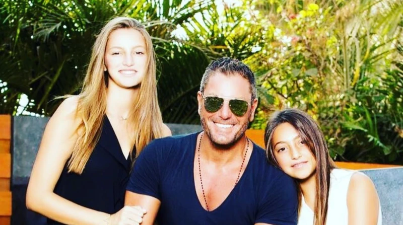 تامر هجرس: محبتش بياضي وقررت أغير لون بشرتي وأدعم بناتي لدخول الفن كشف الفنان تامر هجرس، تفاصيل تتعلق بحياته الشخصية والمهنية، إذ تحدث عن السر وراء