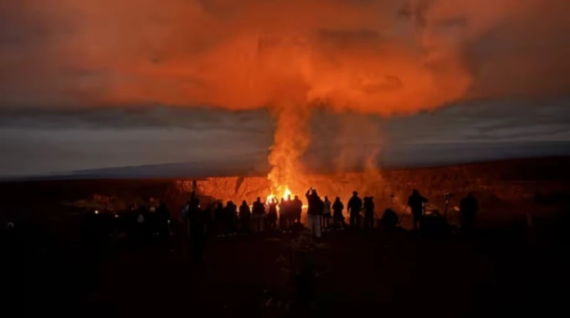 للمرة السابعة خلال شهر.. ثوران بركان كيلاويا في هاواي عاد أحد أكثر البراكين نشاطا في العالم إلى إطلاق الحمم من جديد، وفقا لوكالة أسوشيتد برس الأمريكية اليوم.ونفث بركان كيلاويا في م