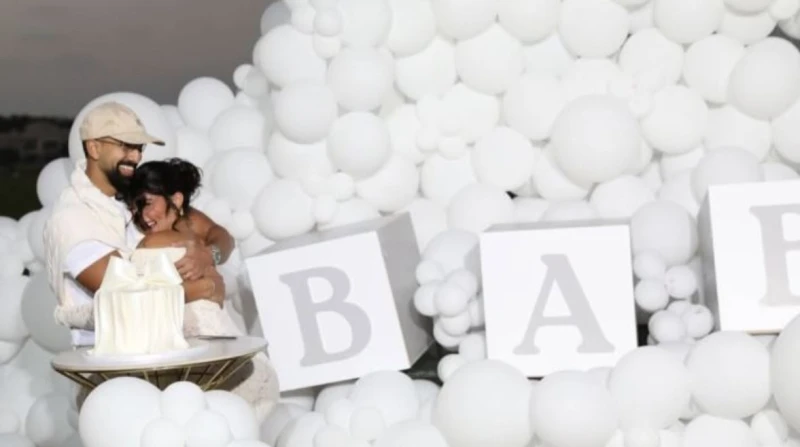 عالمي يشعر بالكمال.. المذيعة أصالة كامل تكشف نوع جنينها واصلت مذيعة قناة السابقة أصالة كامل، الكشف عن تفاصيل حملها بطرق مثيرة، بعد أن أعلنت سابقا عن استعدادها لاستقبال مولود جديد.أ