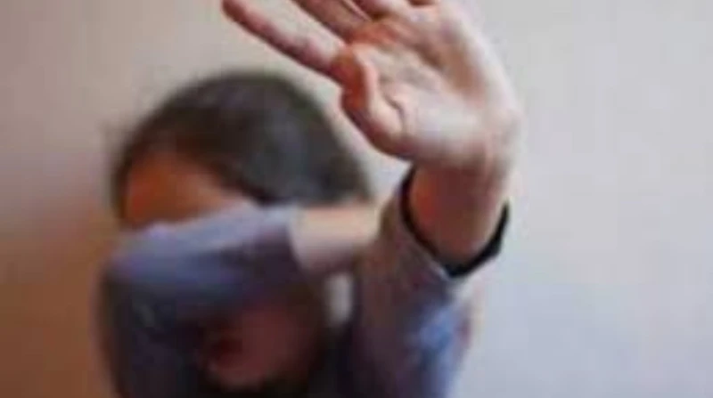 عنبر المجانين!.. مفاجأة بواقعة تحرش مدرس عربي بطفلة داخل المدرسة قررت نيابة العمرانية إيداع مدرس اللغة العربية المتهم بالتعدي جنسيا على طفلة عمرها 7 سنوات داخل الفصل بإحدى المدارس 