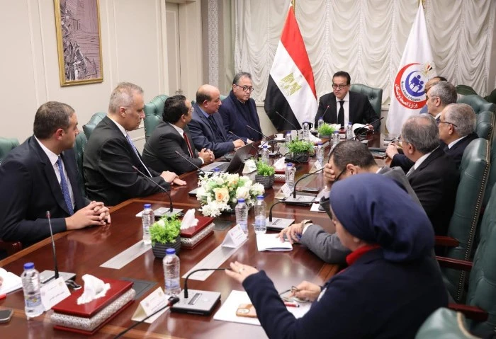 الروبوت بدل الطبيب، الصحة تبحث مع شركة صينية التوسع بال لإجراء العمليات عقد الدكتور خالد عبدالغفار، نائب رئيس مجلس الوزراء وزير الصحة والسكان،