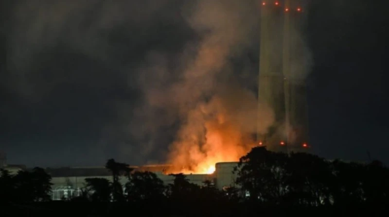 اندلاع حريق ضخم في أحد أكبر مصانع تخزين للبطاريات بالعالم في مساء يوم الخميس، اندلع حريق ضخم في أحد أكبر مصانع تخزين البطاريات في العالم، والذي يقع في موس لاندينج بشمال كاليفورنيا.