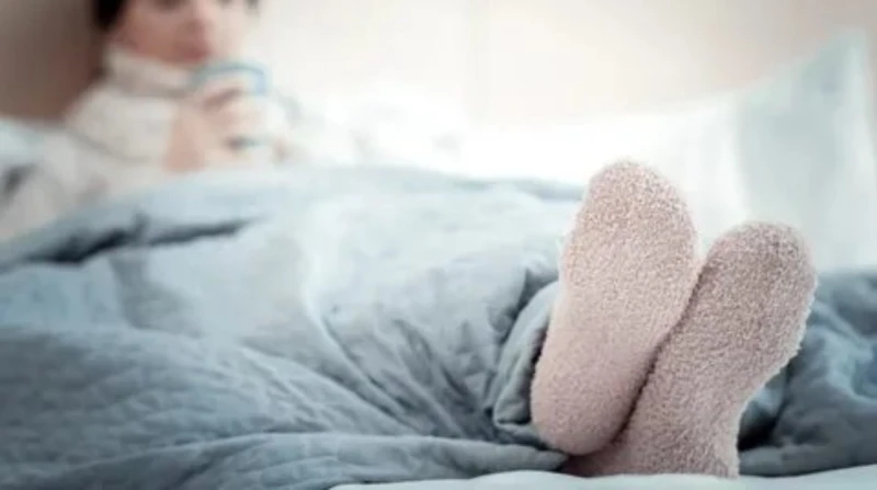 ارتداء الشراب أثناء النوم.. هل يمثل ضررا على صحتنا؟ تثير عادة ارتداء الشراب أو الجوارب أثناء النوم تساؤلات عديدة حول فوائدها وأضرارها، وهي مسألة تناولتها دراسات علمية متعددة كشفت ع