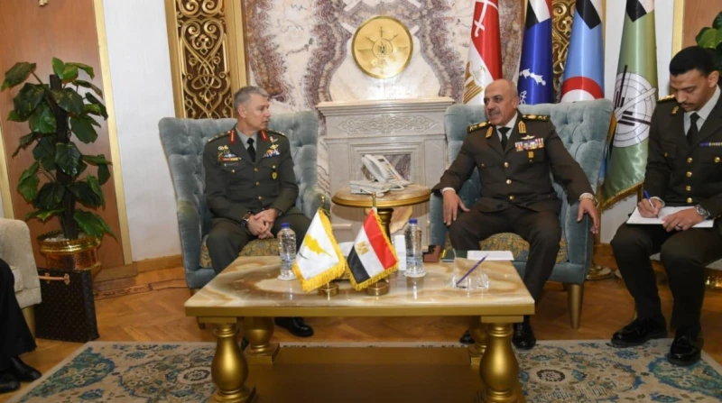 رئيس الأركان يناقش مع قائد الحرس الوطني القبرصي تعزيز تعاون البلدين التقى الفريق أحمد خليفة رئيس أركان حرب القوات المسلحة الفريق جورجيوس تسيتسيكوستاس قائد الحرس الوطني القبرصي والو