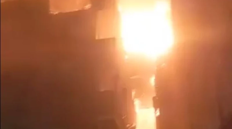 تفحم 4 منازل في حريق قرب دير القديس سمعان بمنشية ناصر (فيديو) دفعت الحماية المدنية في القاهرة ب 20 سيارة إطفاء و3 خزانات مياه للسيطرة على حريق نشب في 4 منازل بمحيط دير القديس سمعان