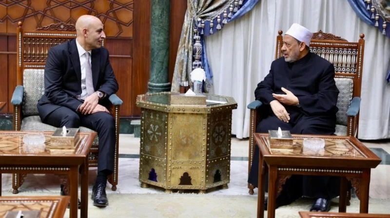 شيخ الأزهر: الغزو الثقافي يصدر لنا المثلية تحت شعار الحقوق والحريات أكد شيخ الأزهر الأمام أحمد الطيب، ضرورة تبني استراتيجية تعليم تراعي الاحتياجات الأساسية لشبابنا العربي، تربطهم ب