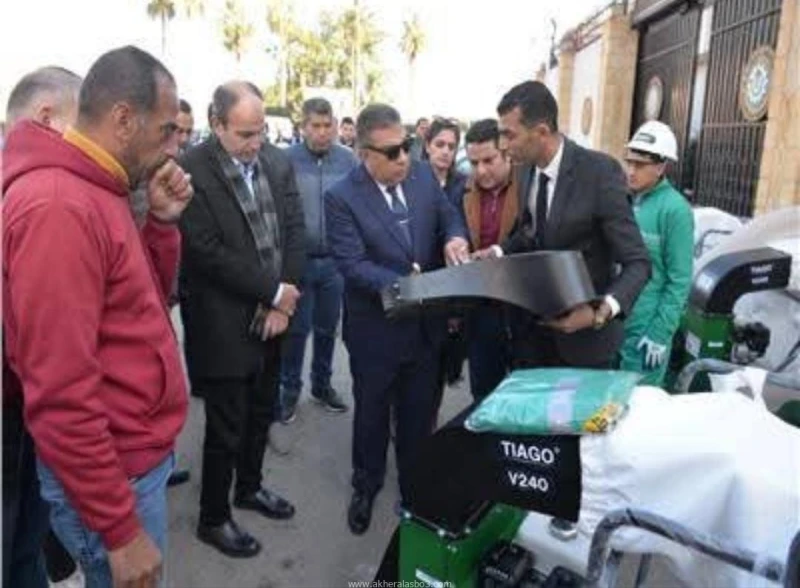 اللواء طارق مرزوق محافظ الدقهلية خلال الجولة التفقدية كتب ايمن جاد توزيع مكانس يدوية وحاويات معدنية لجمع القمامة بمدينة المنصوره شهد اللواء طارق مرزوق محافظ الدقهلية، اليوم توزيع م