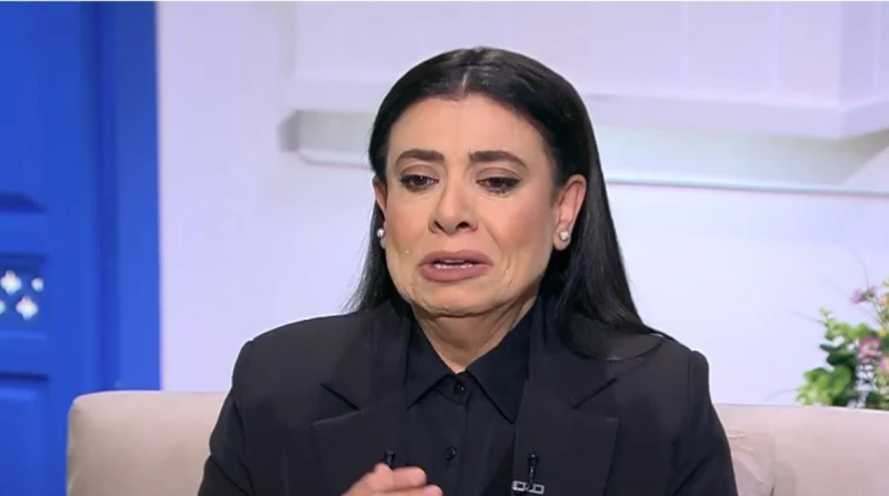 نشوى مصطفى تبكي وتعتذر لأولادها.. ماذا قالت؟ (فيديو) عادت الفنانة نشوى مصطفى من جديد لتصوير أعمالها الفنية، بعد فترة من التوقف بسبب وفاة زوجها. وظهرت نشوى مصطفى في كواليس ثاني أجزا