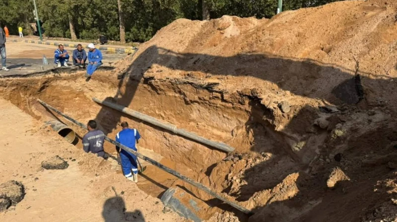 هبوط أرضي.. إجراءات عاجلة لإصلاح خط المياه الرئيسي بالغردقة بدأ قسم المشروعات بالوحدة المحلية لمدينة الغردقة، في إصلاح خط المياه الرئيسي بالتعاون مع