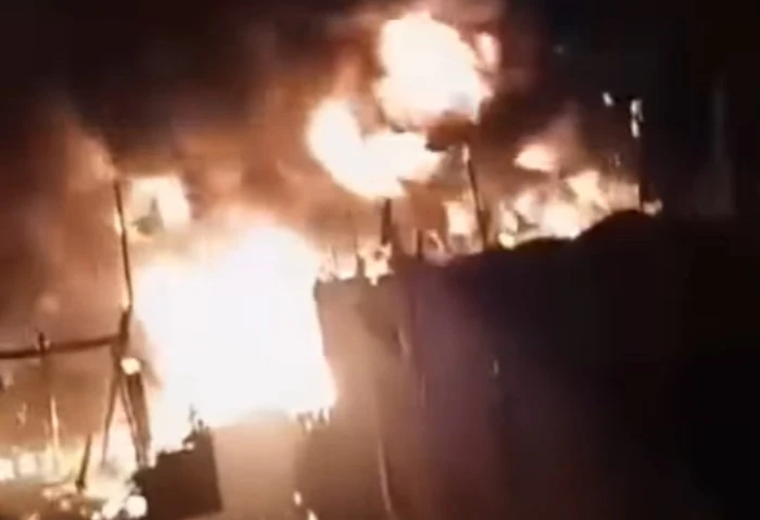 إخلاء 20 منزلا والدفع بسيارات إطفاء، استمرار إخماد حريق زرايب منشأة ناصر شهد أهالي منشأة ناصر بمحافظة القاهرة، مساء اليوم، اندلاع حريق هائل في منطقة