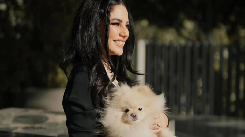 درة تبهر جمهورها ببدلة سوداء وكلب في يدها (صور) تصدرت النجمة التونسية درة زروق محركات البحث، بعدما أبهرت جمهورها بمجوهراتها وإطلالاتها الجذابة، في أحدث جلسة تصوير لها.ونشرت درة، عب