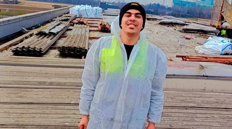 دفع 750 ألفا وترك طفله.. تفاصيل جديدة في مصرع مصري بإيطاليا (خاص) كشف عضو البرلمان الإيطالي، الدكتور علي حرحش، تفاصيل جديدة عن الشاب المصري، الذي لقى حتفه أمس الثلاثاء، بعد سقوطه م