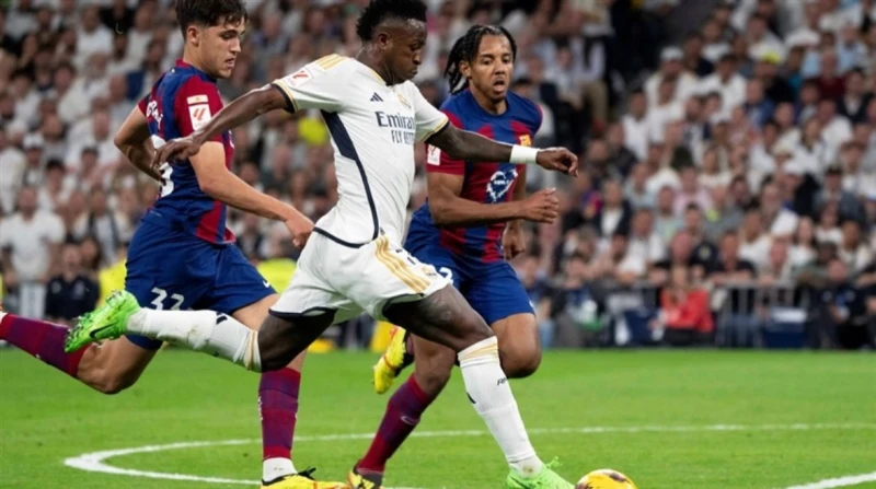 معلق مباراة ريال مدريد وبرشلونة في نهائي كأس السوبر الإسباني أعلنت شبكة القنوات الناقلة لمواجهة فريقي ريال مدريد وبرشلونة، في نهائي كأس السوبر الإسباني 24-2025، عن معلق اللقاء، وال