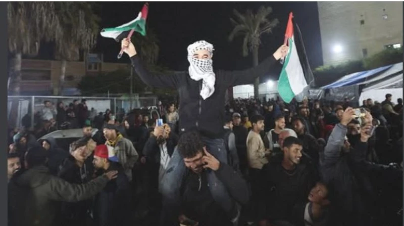 أفراح رغم الجراح.. تفاعل عربي واسع مع وقف إطلاق النار في غزة انفجرت موجة من الفرح في شوارع غزة، مع الإعلان عن اتفاق الهدنة التاريخي الذي طال انتظاره، ليطوي فصلا مؤلما من المعاناة و