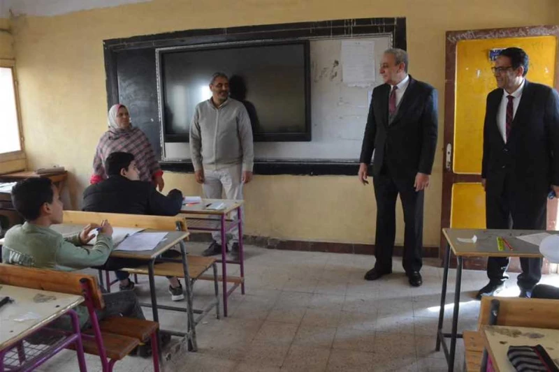 محافظ الغربية يتابع سير امتحانات الشهادة الإعدادية.. ويطمئن الطلاب: أثق في قدراتكم قام اللواء أشرف الجندي، محافظ الغربية، بجولة تفقدية لمتابعة سير امتحانات الشهادة الإعدادية في يوم
