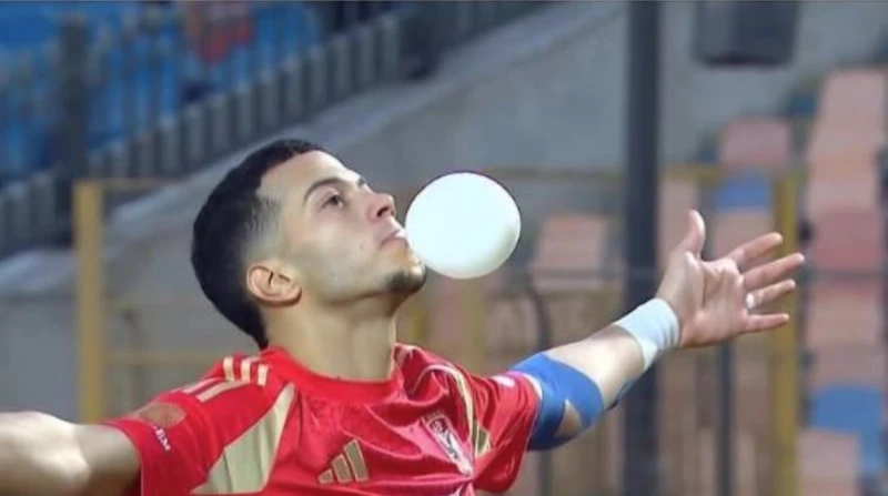 لن يستمر في الملاعب.. استشاري: بالونة إمام عاشور تكشف اضطرابه النفسي لا يختلف اثنان على الموهبة الكروية ل إمام عاشور، لاعب خط وسط النادي الأهلي، وقدرته على صناعة الفارق في الملعب ب