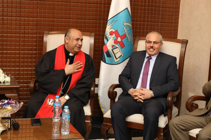 كتبت أمل عبد الرحيم قام الدكتور ناصر مندور، رئيس جامعة قناة السويس، اليوم الثلاثاء الموافق 7 يناير، بزيارة عدد من كنائس محافظة الإسماعيلية؛ لتقديم التهنئة بعيد الميلاد المجيد، في ح