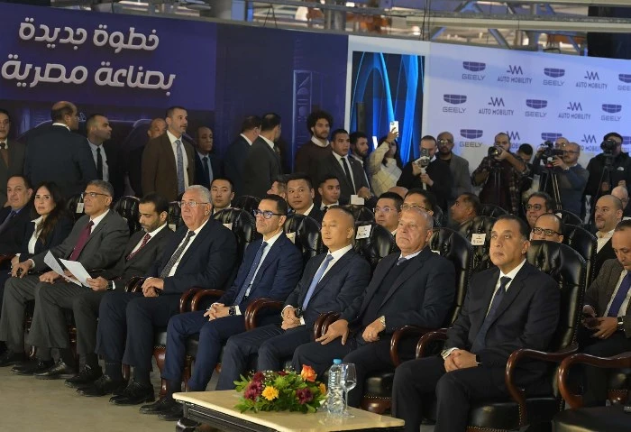 رئيس الوزراء يتفقد مصنع تجميع سيارات جيلي ويؤكد دعم الدولة لصناعة السيارات أجرى الدكتور مصطفى مدبولي، رئيس مجلس الوزراء، جولة داخل مصنع تجميع سيارات ماركة جيلي في مصنع شركة البافار