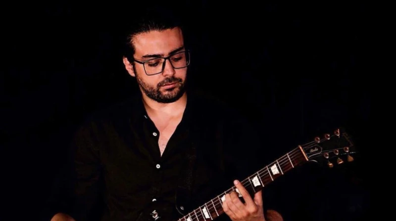 وفاة والد الملحن أحمد حسين بعد عام من رحيل والدته أعلن عازف الجيتار والملحن، أحمد حسين، وفاة والده، منذ قليل، وذلك بعد عام من رحيل والدته، مطالبا