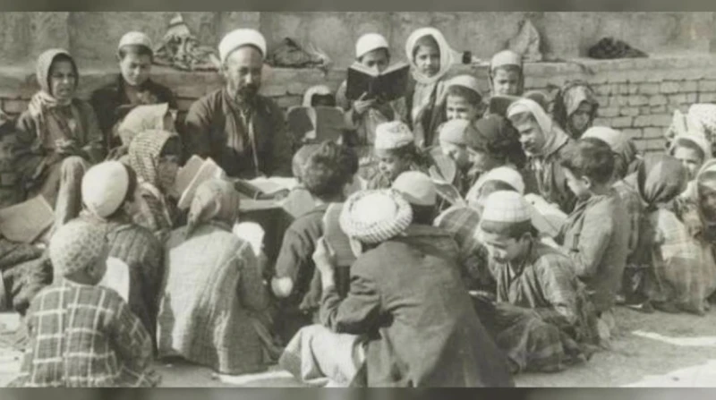 بعد عودة الكتاتيب.. كيف تحمي الدولة النشء من وسوسة الجماعات الإسلامية؟ تمثل الكتاتيب ركنا أساسيا في التراث التعليمي والديني للمجتمع المصري، إذ كانت ولا تزال رمزا للتعليم الأولي وحف