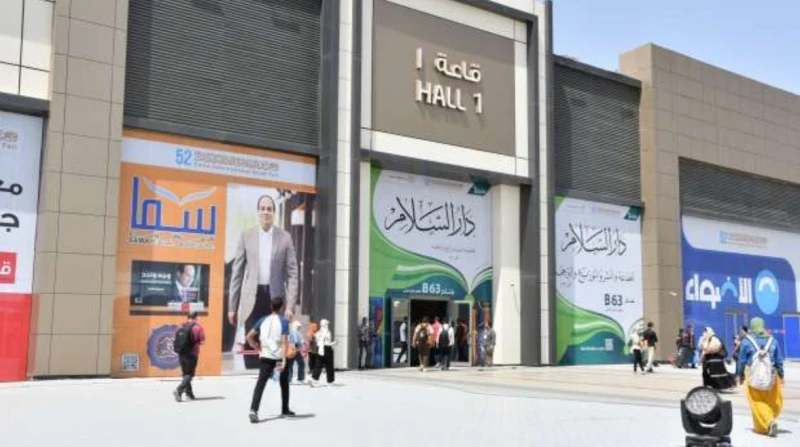 إقبال كبير.. معرض الكتاب يفتح أبوابه للجمهور (صور) افتتح معرض الكتاب أبوابه أمام الجمهور صباح اليوم الجمعة، في أجواء مليئة بالحماس والبهجة، حيث شهدت
