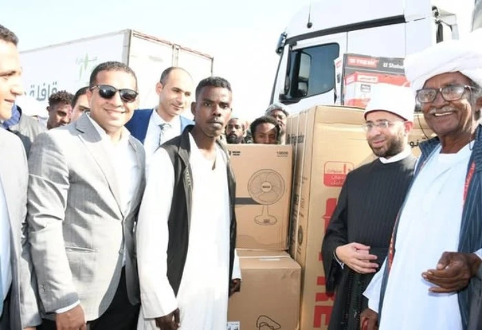 وزير الأوقاف يشهد جهود قافلة صندوق تحيا مصر في مدينتي حلايب وشلاتين تفقد الدكتور أسامة الأزهري وزير الأوقاف قافلة صندوق تحيا مصر بمدينة حلايب خلال