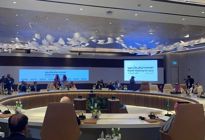 عاجل انطلاق الاجتماع العربي الدولي بشأن سوريا انطلقت القمة العربية الدولية في العاصمة السعودية الرياض، اليوم الأحد، بمشاركة 17 دولة لدعم الشعب السوري