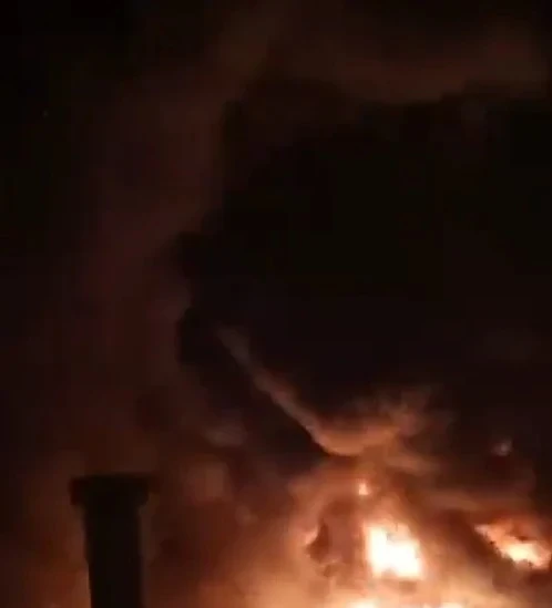 تفاصيل فصل التيار الكهربائي عن منطقة الزرايب والكشف عن الإصابات في الحريق حريق الزرايب , حتى الان أصيب شاب نتيجة الحريق الهائل الذي نشب اليوم الخميس منذ ساعات قليلة في مخزن لتدوير 