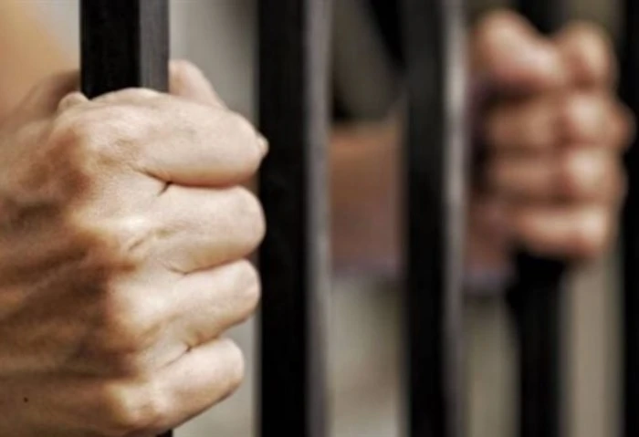 ضبط عاطل أنهى حياة سائق توك توك ووضع جثته في شيكارة بترعة في السنطة تمكنت الأجهزة الأمنية بمديرية أمن الغربية من كشف غموض واقعة مقتل شاب يعمل سائق توك توك، بعد العثور على جثته داخل