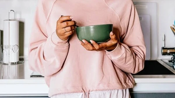 ممنوع تناولها بعد 10 مساء.. احترس من 5 أطعمة أفاق عربية تناول الطعام في وقت متأخر من الليل قد يؤثر على جودة النوم، وصحة الجهاز الهضمي. هناك بعض الأطعمة التي يفضل تجنبها بعد الساعة 